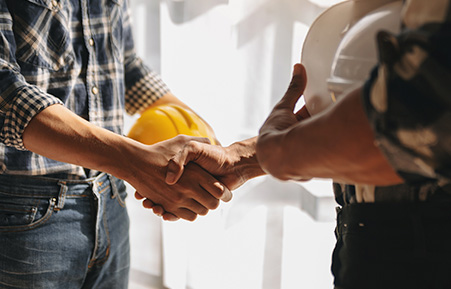 homeowner shakes the hand of a kitchen remodeling contractor